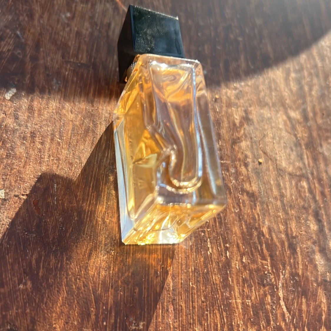 Elegant parfymflaska med svart lock - 2