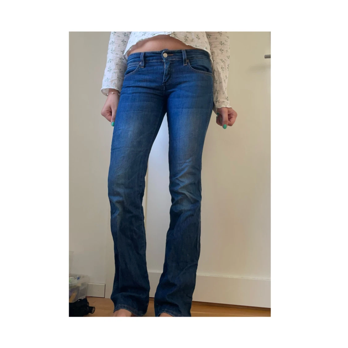 Blå bootcut jeans med låg midja