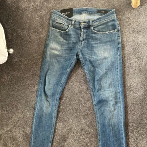 Dondup jeans george  - Fräscha dondup jeans i storlek 30. Väldigt snygga, speciellt nu på sommaren med den ljusblåa färgen!