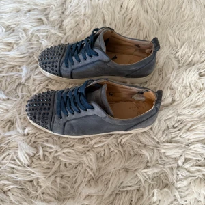 Christian Louboutin skor  - Säljer nu mina sjuka Loubs, bra pris och sjukt snygga, lite slitna unuti och en minimal defekt. Annars lite smuts under men går att fixa snabbt, skriv vid frågor!✌️
