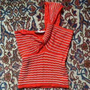 Röd one shoulder topp - Vit och röd rabdig one shoulder topp från Zara i storlek M. I fint skick!