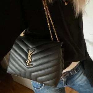 Yves saint laurent väska  - Säljer min favorit väska från Yves saint laurent i lou lou small modellen, fick i present och vill köpa en annan modell. Köpt på Vestaire Collective (har kvitto & dustbag) och bör vara 100% äkta då dem äkthetes kollar igenom alla deras varor innan försäljning ❤️ Lägre pris vid snabb och smidig affär ❤️(kan skicka fler bilder)