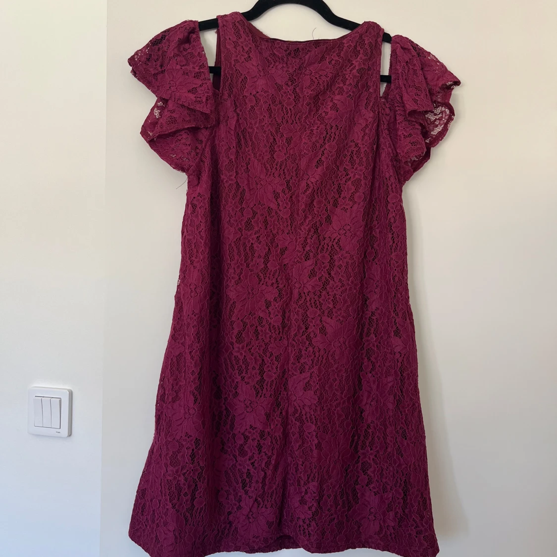 Vinröd spetsklänning med volangärm - 1