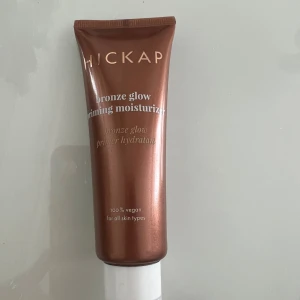 Hickap Bronze Glow Priming Moisturizer - Bronze Glow Priming Moisturizer från Hickap är en vegansk primer i bronsig nyans som ger lyster och återfuktar huden. Använd någon enstaka gång, så nästan all produkt är kvar