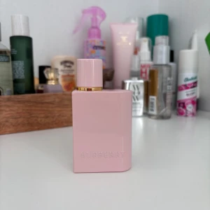 Burberry her - Burberry her elixir 30 ml, ungefär 80% kvar i flaskan. Somrig och söt pudrig doft med toner av jordgubbsmilkshake 🍓. Original förpackning finns tyvärr inte kvar 
