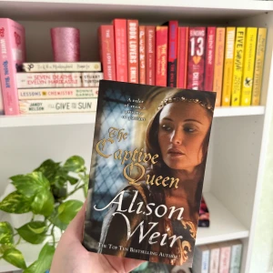 [ENG] The Captive Queen - The Captive Queen av Alison Weir. Aldrig läst, förekommer en fläck uppe på boken (se bild 5) - annars hel och fin! 512 sidor 👸🏼 