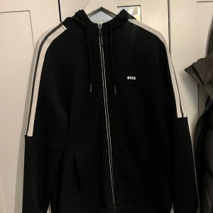 Hugo Boss zip up hoodie / kofta  - Hugo Boss kofta Storlek Xl men passar även L Skicket på den är exakt som ny Skicka meddelande vid några funderingar  Kolla gärna även in mina andra annonser