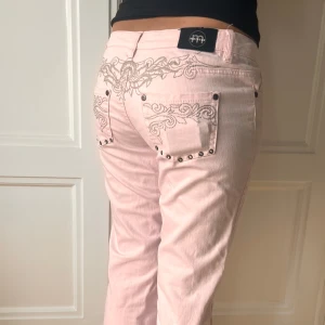 Ljusrosa bootcut jeans  - Mina absoluta favorit jeans, därav priset, så så så  söta💕💕💕