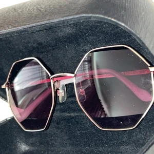 Solglasögon från ”Tom Tailor Denim” - pink solglasögon från märke ”Tom Tailor Denim”, använd 1 gång och därför nytt skick, glasögonlåda på bild ingår om du köpa, 