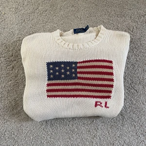 Vit usa tröja från Ralph Lauren - Säljer en exklusiv vit usa tröja från Ralph Lauren. Tröjan är i bra skick förutom fläckarna som syns på bilderna. Obs fläckarna går inte bort. Hör av dig om du har frågor eller vill ha mer bilder priset är inte hugget i sten 💛🤝