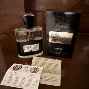 Creed Aventus 120ml Eau de Parfum - Lyxig parfym från Creed, Aventus, säljer min farfars parfym. Helt fylld. Doften behövs knappast säljas in, den säger sig själv. Fraktar inom 24h. 120ml