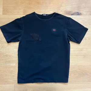 D&G t-shirt - Svart t-shirt från Dolce & Gabbana med rund hals och korta ärmar. Tillverkad i mjuk bomull för en skön känsla och clean look. Den är i väldigt fint skick. Ställ gärna frågor!