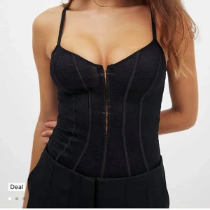 Svart korsettbody med spetsdetaljer - Använd 2 ggr Max.