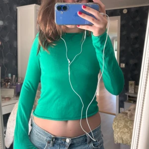 Grön långärmad topp från Zara - Enkel och snygg grön långärmad topp från Zara. Är storlek M/S