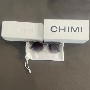 Chimi solglasögon 04 - Dessa extremt fräscha chimi glasögon. Helt nya som bara legat i min garderob. Perfekt nu för sommaren🤩🙌