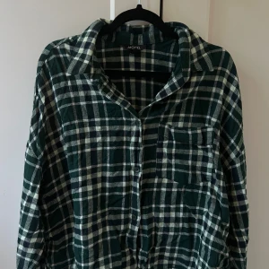 Grön rutig skjorta från Monki - Så skön grön och vit rutig skjorta från Monki i storlek S och flanell material💚💚
