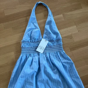 Halterneckklänning Zara - Söt halterneckkkänning🦋