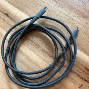 USB-C till Lightning 1.5  - USB-C till Lightning 1.5 m. Nylonflätad laddningskabel från Kjell & Company. 