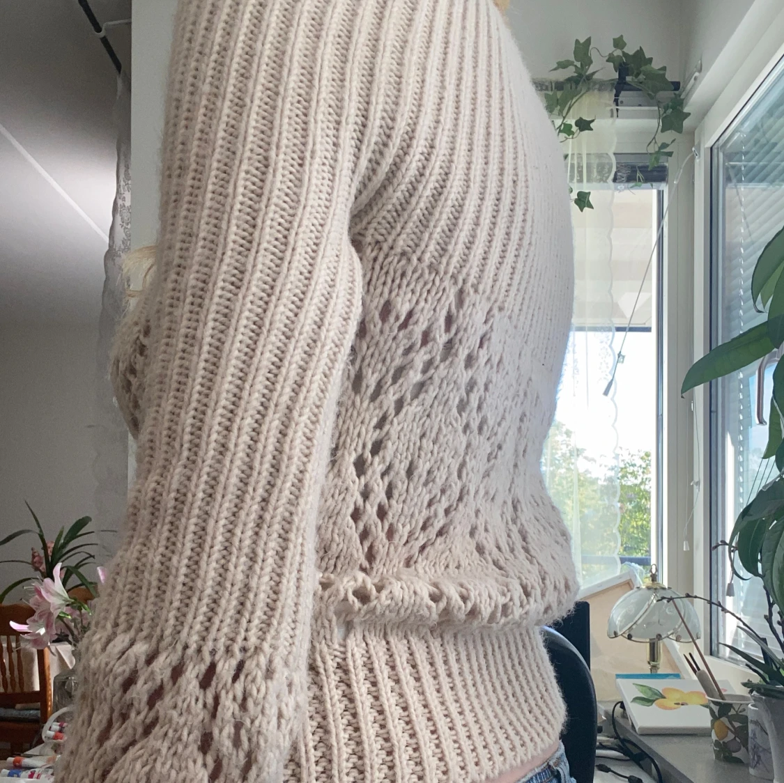 Beige stickad polotröja med hålmönster - 3