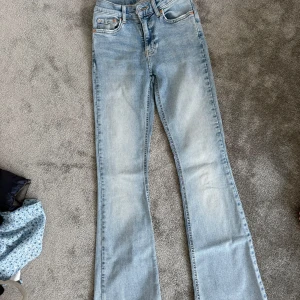 Ljusblå bootcut jeans från Perfect Jeans - Snygga ljusblå bootcut jeans från Perfect Jeans med klassisk femficksdesign . Jeansen har en lågmidja och är tillverkade i mjukt denim med lätt tvättad look. 