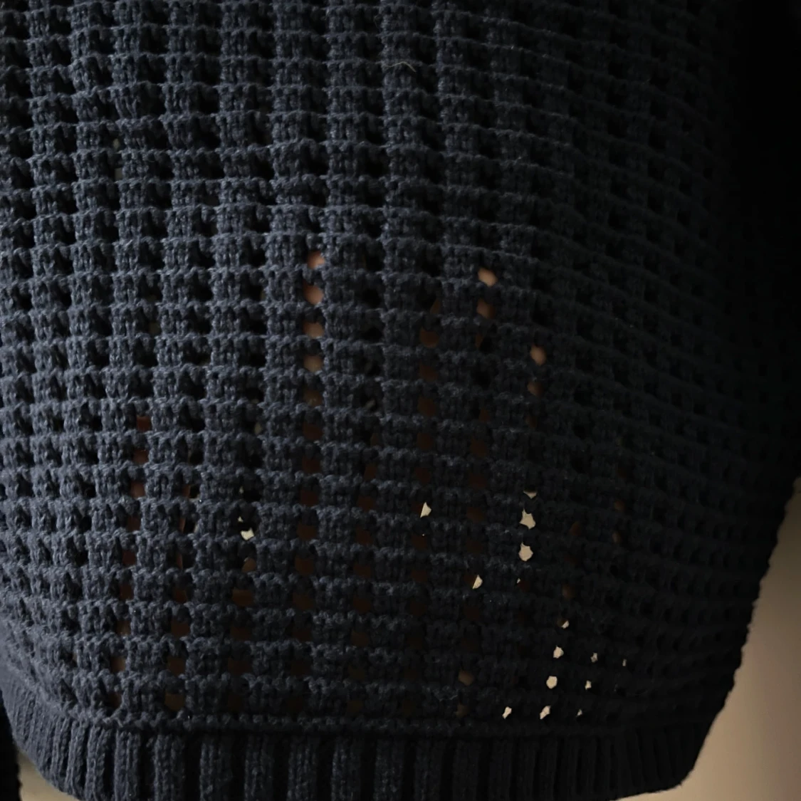 Mörkblå stickad tröja Holly White - 1