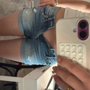 As snygga jeans shorts!! - Snygga blå jeansshorts från lager med låg midja och slitna detaljer. säljer då de är för små. 💞