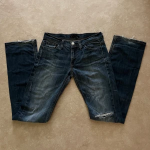 Utavängda crocker jeans - Jeans från crocker, finns ett hål på ena knäet och slitna hälar, annars fint skick. Lite ljusare i verkligheten än på bilden. Storlek 30/36 men något små, passar mig som har 27 eller S. Midja 39cm, gren 21cm och innerben 88❣️