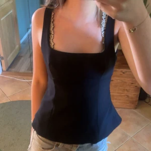 Snygg Zara topp - Säljer denna populära Zara tröjan❣️endast testad.