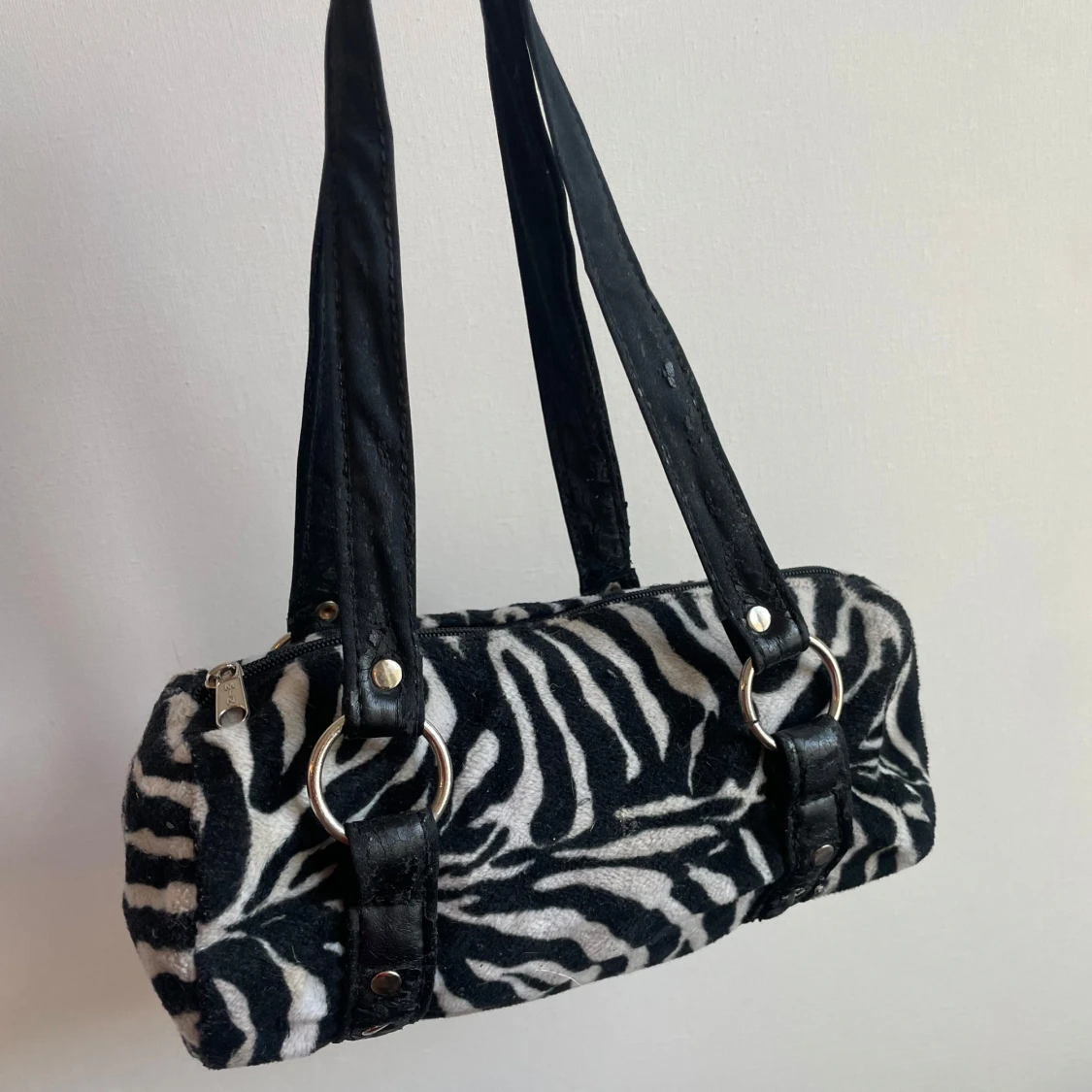 Zebramönstrad axelväska med ringdetaljer