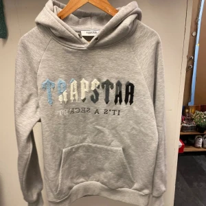 Trapstar tracksuit - Snörena finns kvar. Ny skick. Pris kan diskuteras. Kom privat om du har frågor eller vill ha mer bilder.