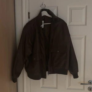 ”Läder” jacka - Brun, oversize ”läder” jacka från h&m. Aldrig använd, lappen sitter fortfarande på. 