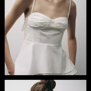 Vit korsett-topp med tunna axelband - Denna jätte populära fina topp från Zara. Aldrig använd och i storlek xs. Byter gärna mot en i storlek S