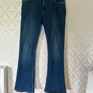 Blå flare jeans med låg midja - Snygga blå jeans med låg midja och flare-ben. Säljer pga att de inte kommer till användning.