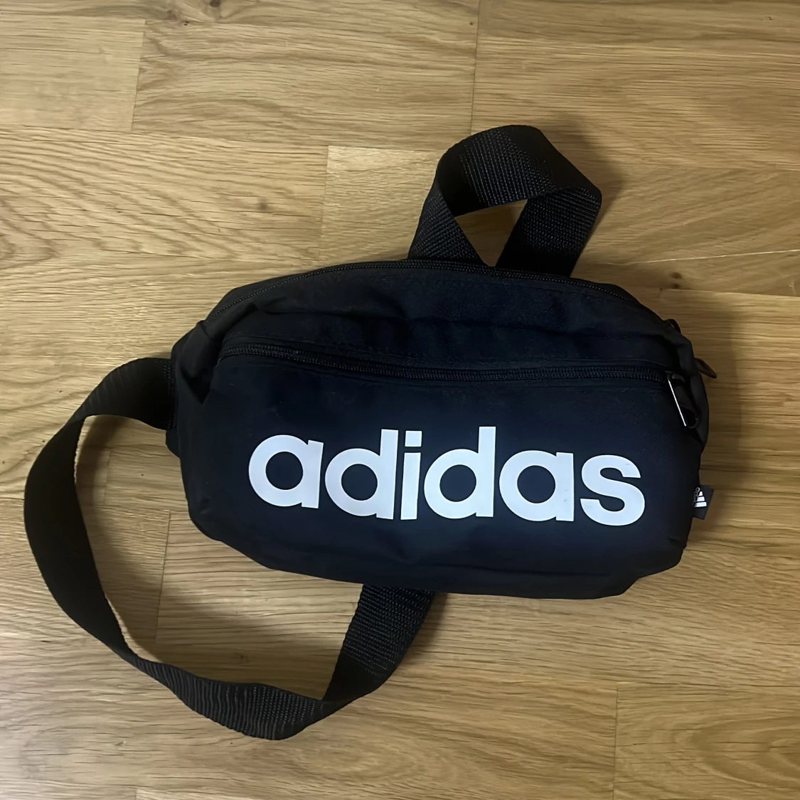 Svart axelväska från Adidas