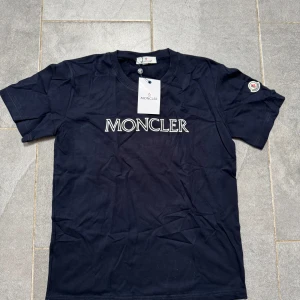 Moncler T-shirt - En riktigt sällsynt och stilren Moncler T-shirt i otroligt bra skick, passar extremt bra till sommaren. Storlek M, Antal-2. Hör av er vid funderingar eller diskutera pris:)