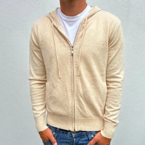Kashmir/Merino hoodie - Beige zip hoodie i Kashmir/Merino blandning | Storlek XS | Modellen är 177cm lång, passar kortare | Skick 10/10, inga defekter | Hör av dig vid frågor🌟