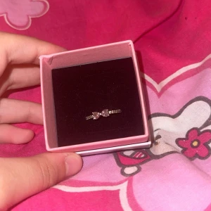 Pandora ”promise ring” - ANVÄND ER EJ AV KÖP NU FUNKTIONEN!! säljer denna jättefina ring med en rosa rosett på från pandora i strl 56, säljer då jag köpte fel storlek, ringen är aldrig använd, box medföljer! nypris 799kr, kan mötas i stockholm och tar betalt via swish eller kontant!