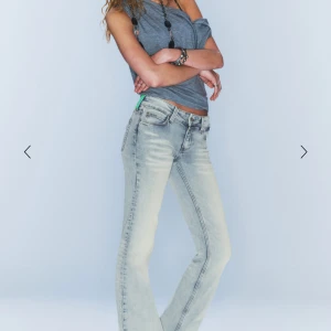 Ljusblå bootcut jeans från Cheap Monday - Säljer ett par ljusblå bootcut jeans från Cheap Monday med slitningar framtill och en grymt snygg grön logga bak i midjan. Jeansen har låg midja och är tillverkade i klassisk denim.  Storlek 29/34. Nypris:448kr❤️ 