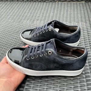 Mörkblå Lanvin cap toe  - Säljer nu dessa mörkblå lanvin cap toe i uk 5, skorna är tillfixade med whitnercream för att det ska se extra fräscha ut. skriv för fler bilder/frågor🙌🏼
