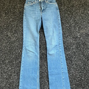 Blå bootcut jeans från Gina Tricot - Snygga blå bootcut jeans från Gina Tricot, modell Perfect Jeans. Mid waist i längden tall. Jeansen är i ett mjukt denimtyg med lätt utsvängda ben och har en ljusblå tvätt. 