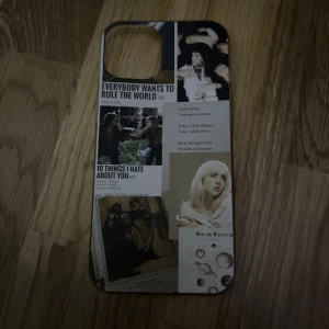 Collage-inspirerad mobilskal - Snygg mobilskal med collage-tryck i beige och svart. Motiven inkluderar filmreferenser, vintagebilder och textutdrag. Väskan har en rektangulär form och är tillverkad i syntetmaterial. Perfekt accessoar för dig som gillar retro och estetik.