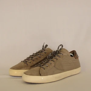 Philippe Model Sneakers - PHILIPPE MODEL SNEAKERS  Storlek : 41  Passform : Normal  Användning : Skorna är i ett mycket fint skick utan defekter  Nypris : Cirka 4000 SEK