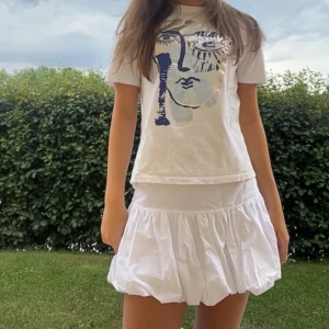 Vit t-shirt med tryck från Zara🤍 - 🤍Vit t-shirt i bomull med ett stort konstnärligt tryck av ett ansikte i silver och mörkblått framtill.  🤍Klassisk passform med rund hals och korta ärmar.  🤍Perfekt för dig som gillar unika och kreativa prints. 🤍Storlek M men passar perfekt för dig som har S också! 🤍Säljer pga använder inte!  🤍Knappt använd  🤍Väldigt bra skick 🤍Priset kan diskuteras!  🤍Kan postas snabbt!!