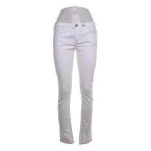 Vita bootcut jeans från True Religion - Snygga vita jeans från True Religion i klassisk bootcut-modell. Byxorna är tillverkade i Italien och har en skön stretchig känsla tack vare bomull och elastan. Perfekta för dig som vill ha en clean och fräsch look med en tidlös passform.