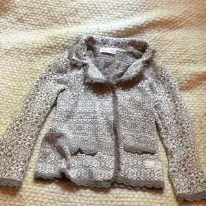 Jättefin stickad Odd Molly kofta - Superfin stickad cardigan jacka från Odd Molly i grått och vitt med snyggt mönster. Jackan har krage, två fickor fram och vågiga kanter. Säljer eftersom den inte kommer till användning längre!! Priset går att diskutera ❤️❤️