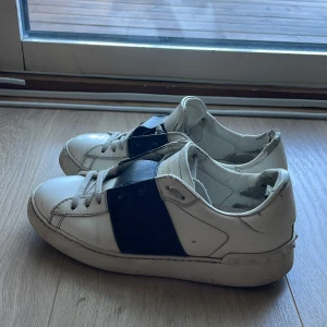INTRESSEKOLL Valentino Garavani vita sneakers - Valentino open | skick 6/10 för de är ganska slitna men kan hålla sig ett bra tag till | storlek 37 men passar bättre till 38 | skulle också kunna ta byten, mot helst nåt par skor i storlek 36/37/38 | 