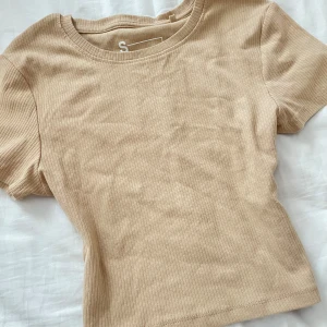 Crop top - Aldrig använd. Passar även XS.
