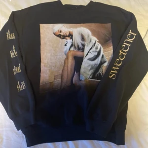 Sweetener tour sweatshirt - Officiell från Sweetener tour och den är i bra skick förutom att trycket blivit lite slitet som kan ses på bilderna. Är oversized så den passar XS - L