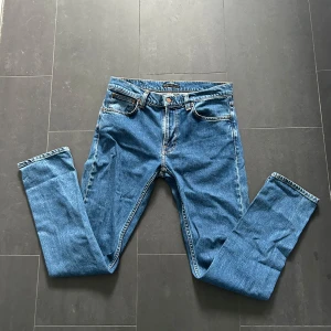 Nudie Jeans - Nudie Jeans av modellen Lean Dean Storlek: 31/32 - Skicket på jeansen är mycket bra - 10/10 - mitt pris: 499- Nypris: 1599kr.  En stor fördel med Nudies jeans jämfört mot Levis, Tiger of Sweden, Replay, Lee, Acne, dondup osv. Är att du kan lämna in dem gratis for reparation eller uppläggning i Stockholm, Göteborg eller Malmö. På så vis forlängs livslängden rejalt.