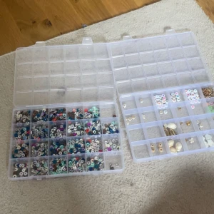 Stort pärlkit för smyckestillverkning - Köpte denna 2020 och det finns 1000 pärlor i.